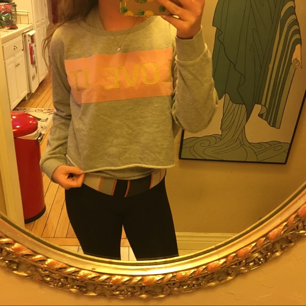 💞LOVE IT💞Cropped Crewneck